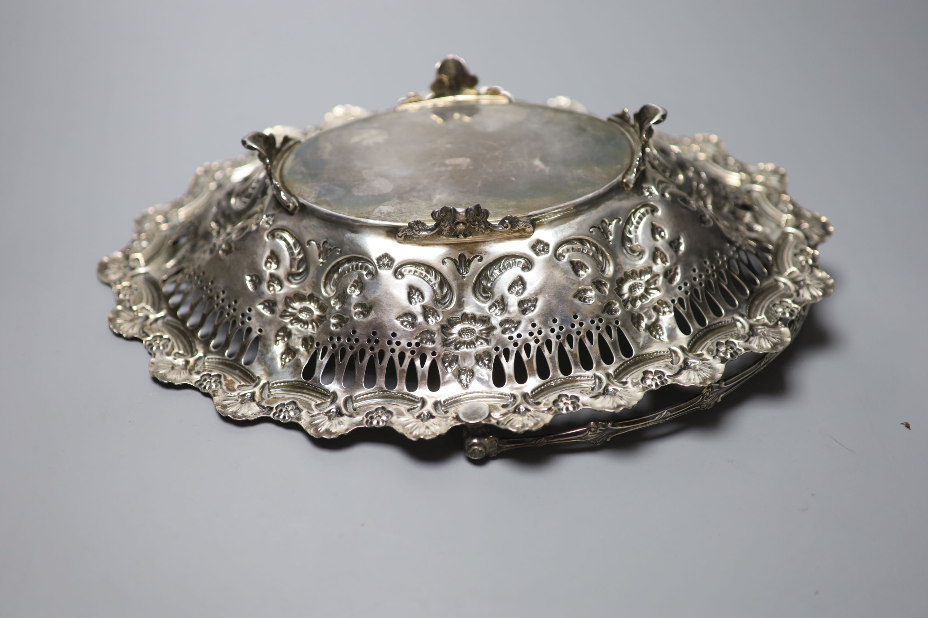 An Edwardian pieced silver oval cake basket, Joseph Rodgers, Sheffield, 1904, 32.3cm, 17oz.